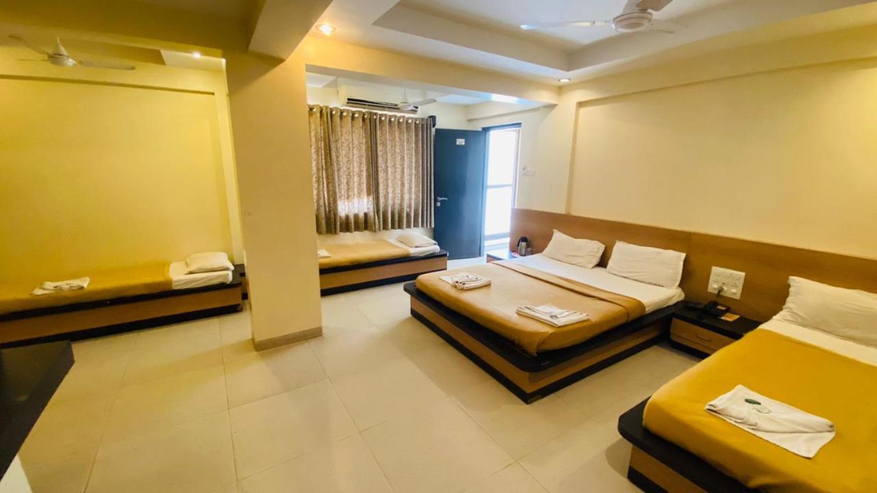 Hotel Sai Gurusthan Shirdi Eksteriør bilde