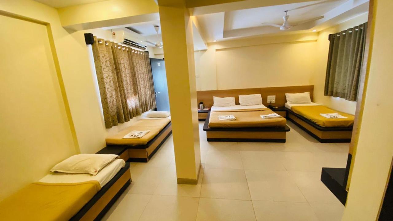 Hotel Sai Gurusthan Shirdi Eksteriør bilde